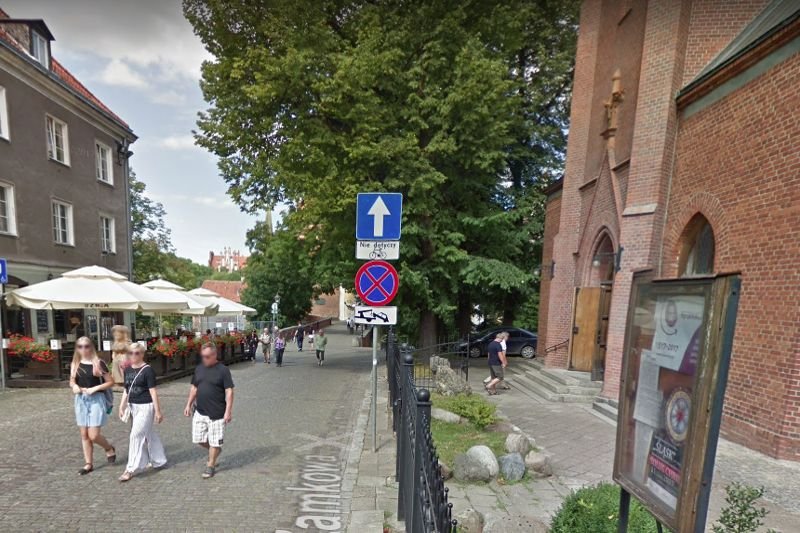 Pub "Qźnia Muzycznych Klimatów"(po lewej) dzieli od kościoła mniej niż 50 metrów...