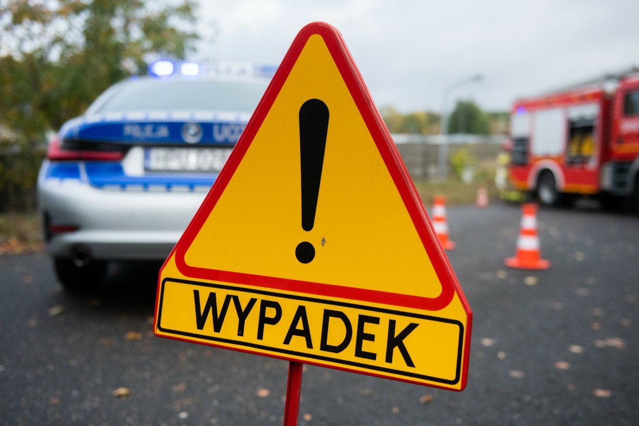 W centrum Jeleniej Góry doszło do niebezpiecznego wypadku. Samochód zderzył się z autobusem i wjechał w rodzinę