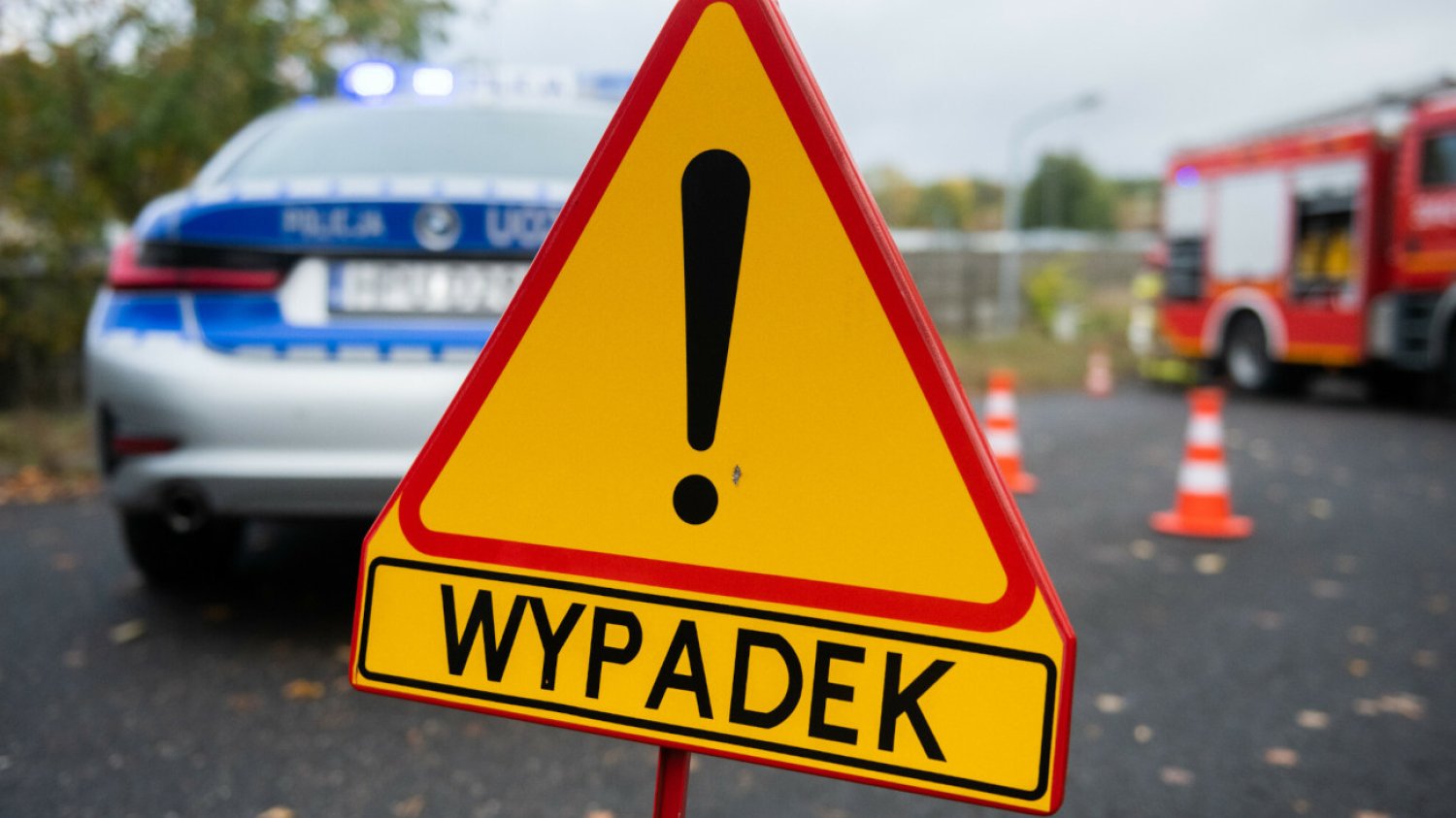 W centrum Jeleniej Góry doszło do niebezpiecznego wypadku. Samochód zderzył się z autobusem i wjechał w rodzinę