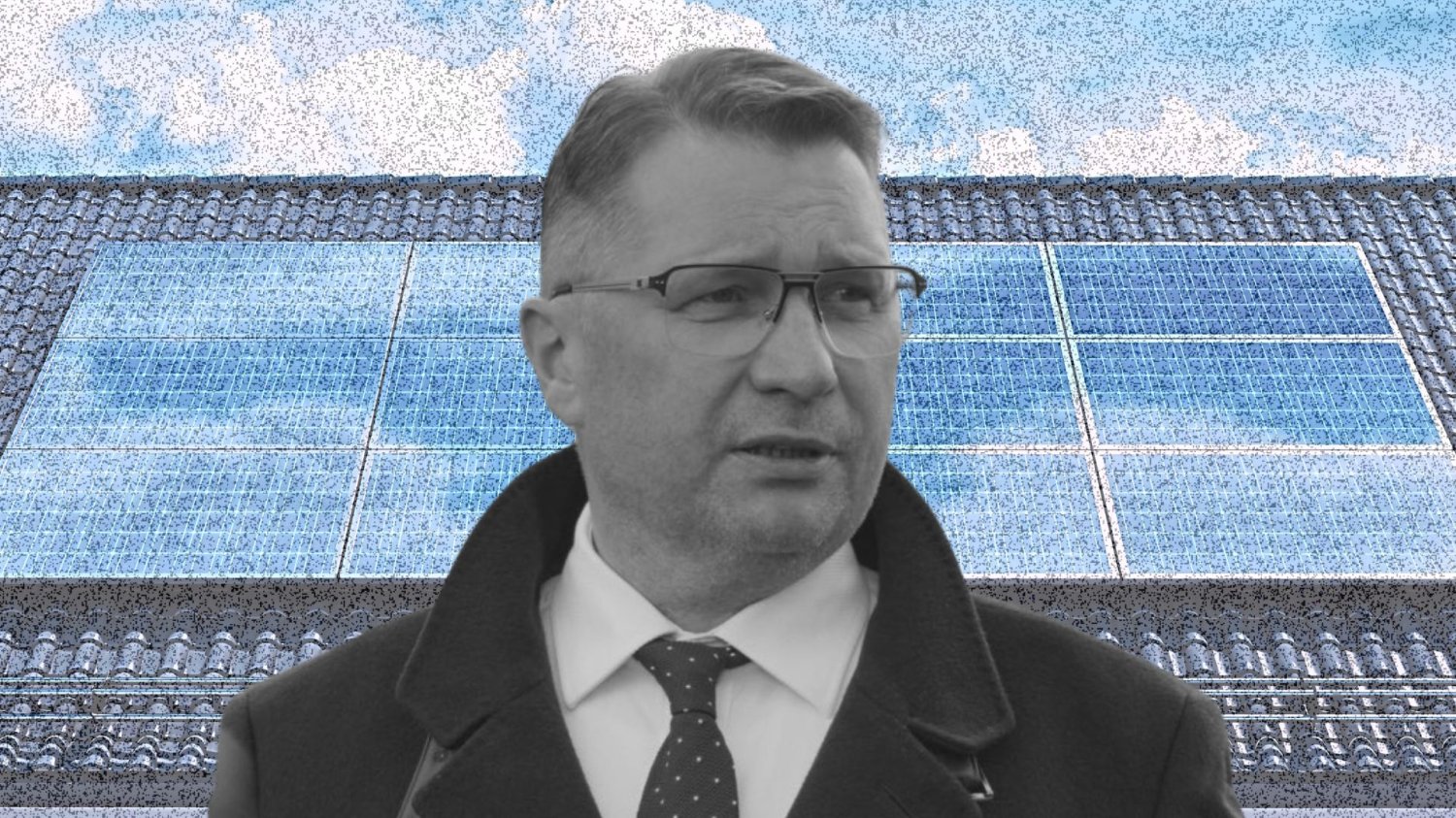 Czarnek chce zdjąć fotowoltaikę ze swojego dachu. Myślał, myślał, aż wymyślił Przemysław Czarnek na tle paneli fotowoltaicznych na dachu budynku