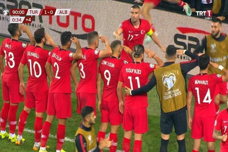 Reprezentanci Turcji salutowali po strzeleniu gola.