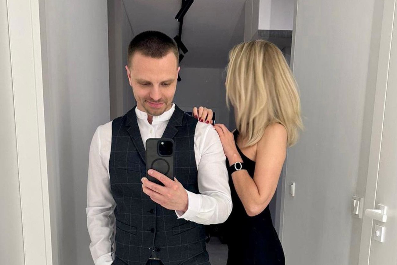 Marcin Hakiel na zdjęciu z nową partnerką.