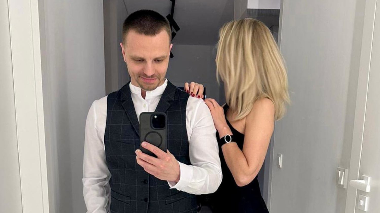 Marcin Hakiel na zdjęciu z nową partnerką.