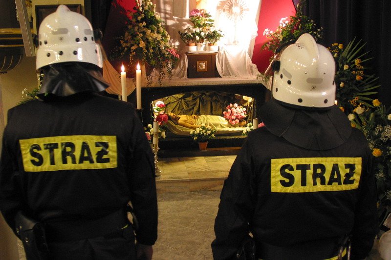 Proboszcz z Kaczorowa zabronił strażakom udziału w pogrzebie kolegi i warty przy grobie pańskim.