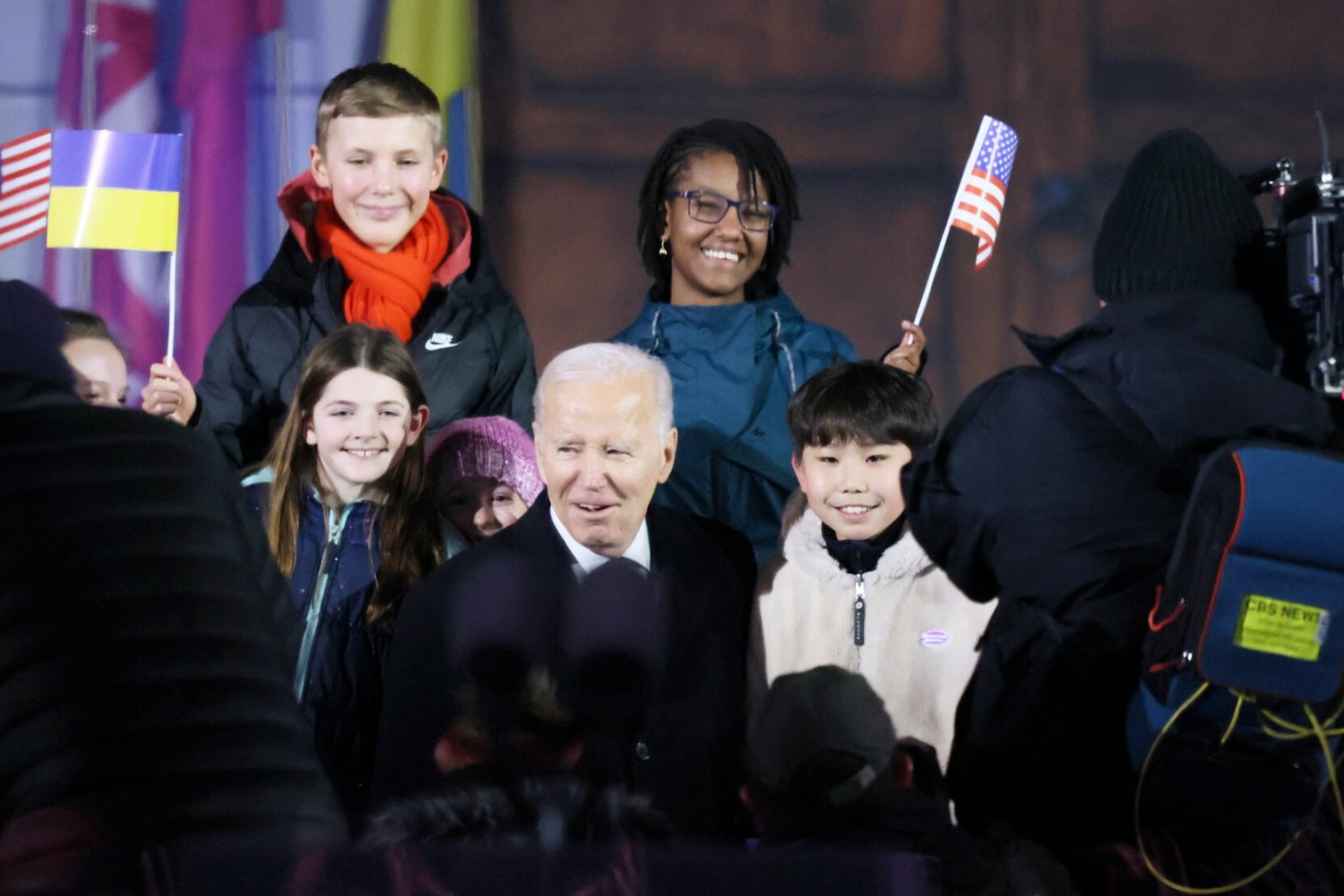 Joe Biden z grupką dzieci.