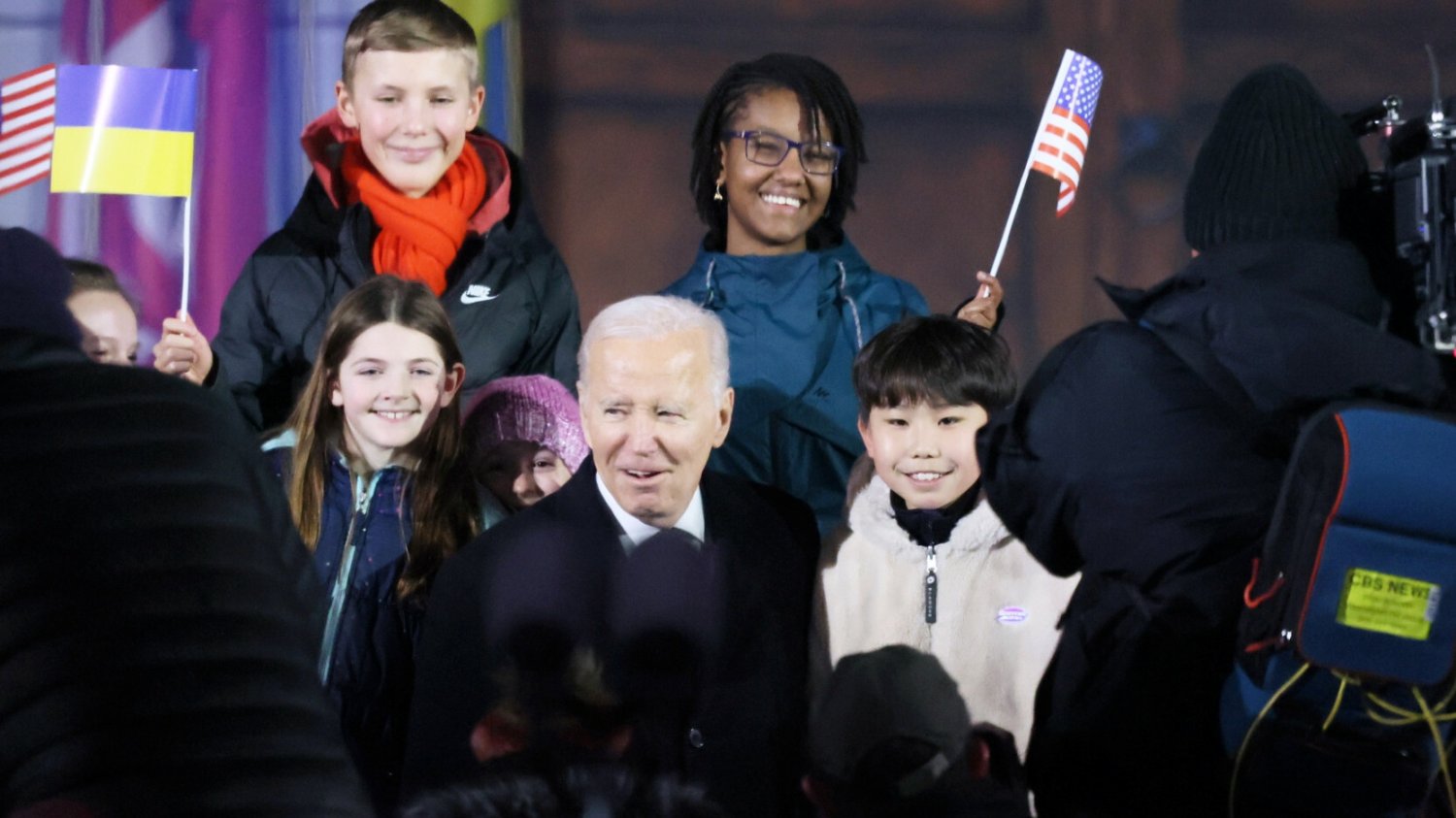 Joe Biden z grupką dzieci.