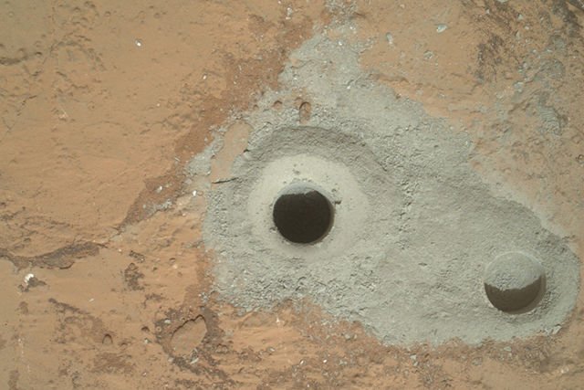 Otwór wywiercony przez Curiosity