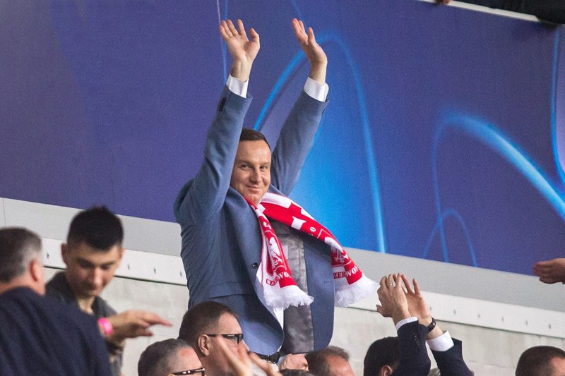Prezydent Andrzej Duda chciał zabłysnąć w roli Pierwszego Kibica RP. Zaliczył jednak kompromitującą wpadkę.