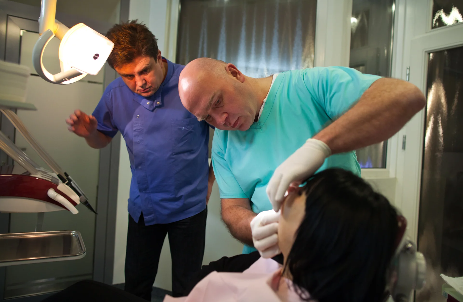 Wszczepianie implantów to przykład zabiegu, który lepiej robić pod znieczuleniem ogólnym.