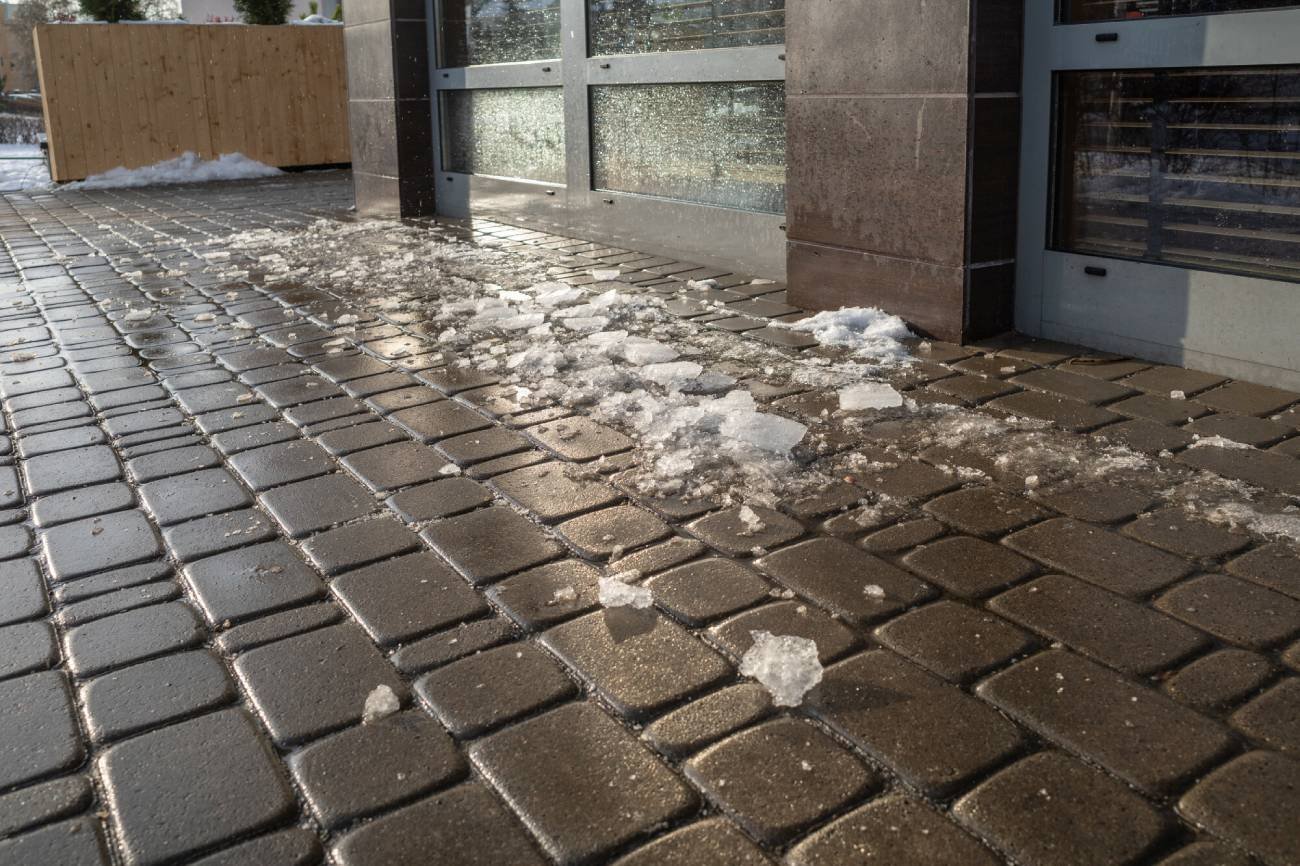 Kawał lodu spadł z dachu na ojca z dzieckiem w wózku. Trafili do szpitala