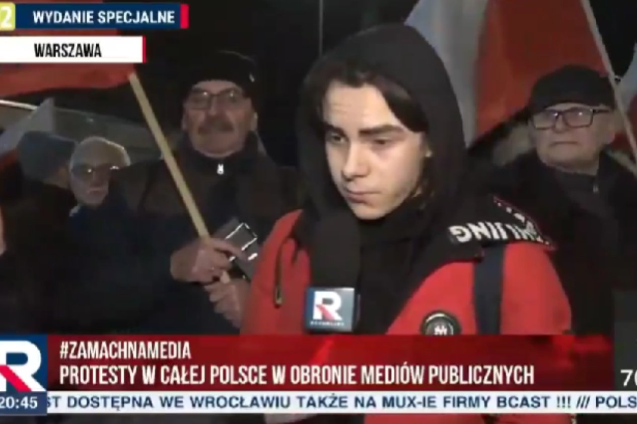 Protest przed TVP. Dwóch nastolatków zaskoczyło TV Republika.