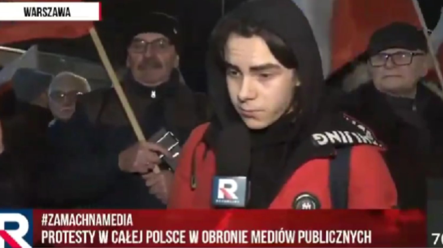 Protest przed TVP. Dwóch nastolatków zaskoczyło TV Republika.