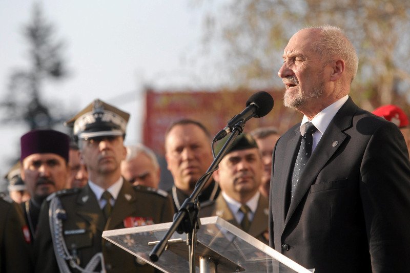 Służby wykryły próbę zamachu na Antoniego Macierewicza. Jednak już z daleka pachnie to propagandową ustawką.