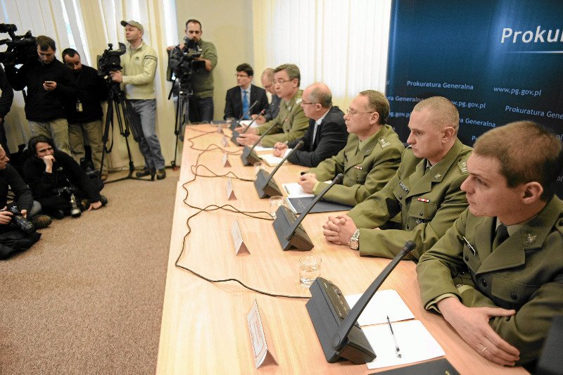 Zdjęcie z roku 2011 wykonane po powrocie grupy polskich prokuratorów z Moskwy. Od lewej siedzą płk Zbigniew Rzepa, gen. Krzysztof Parulski, prokurator generalny Andrzej Seremet, płk Ryszard Filipowicz, ppłk Karol Kopczyk, mjr Jarosław Sej.