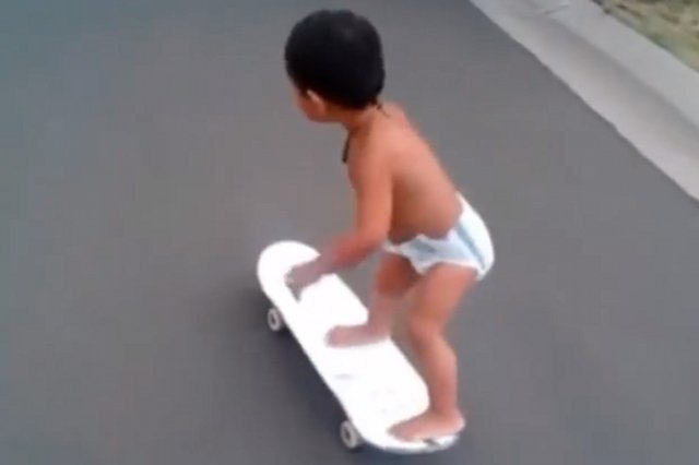 Kahlei Stone-Kelly ma 2 lata i kocha deskorolki