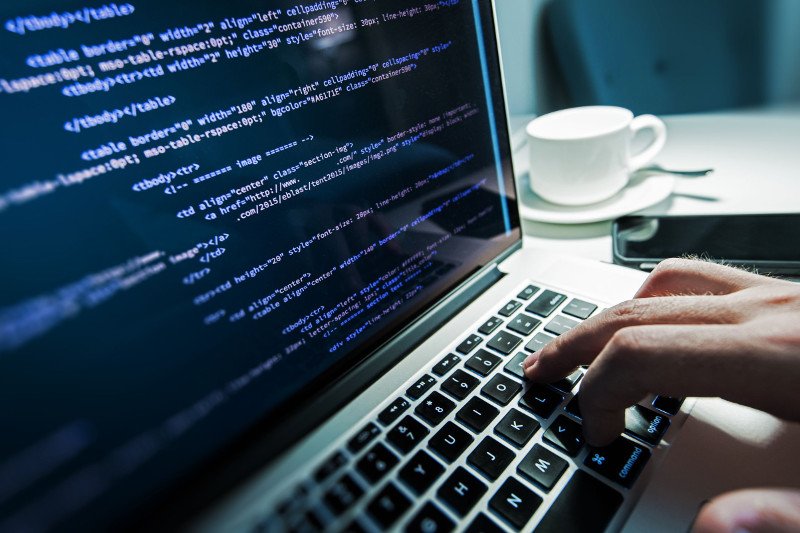 Politycy zatrudniają armie trolli nie tylko do hejtowania, ale też do siania dezinformacji w sieci. Każdego newsa warto sprawdzić