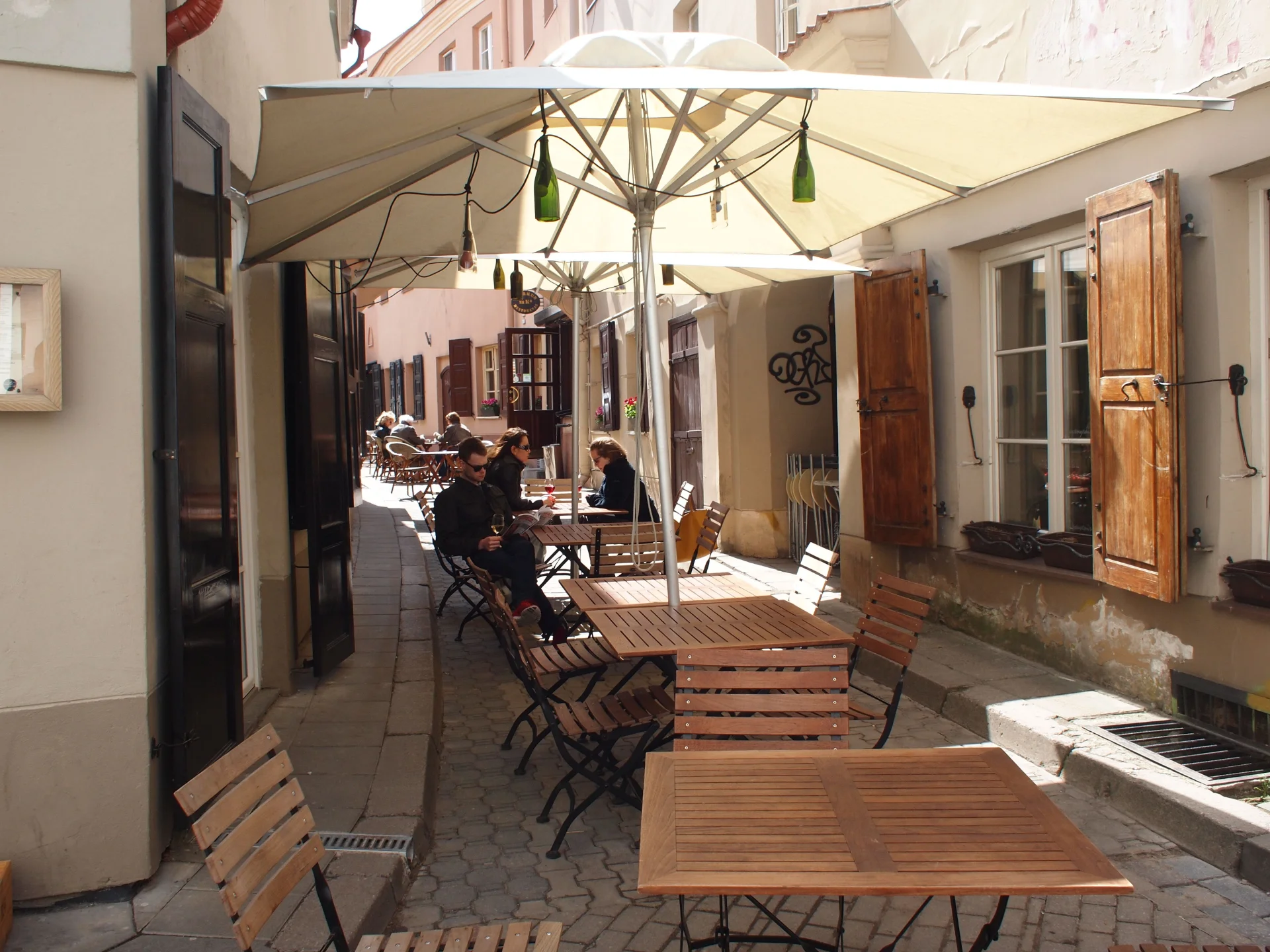 Malownicze uliczki i przytulne knajpki. W Wilnie nie trzeba długo szukać ani najbliższego kościoła, ani restauracji.
