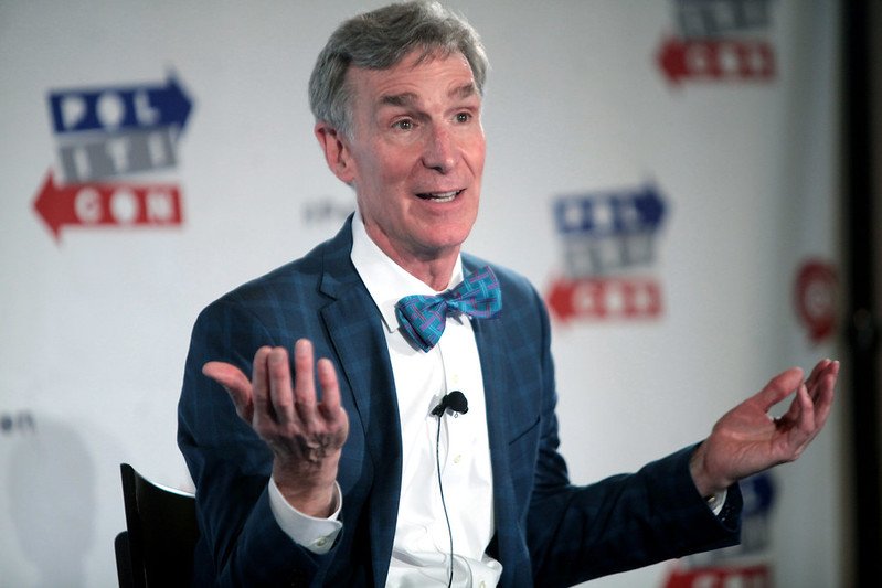 Bill Nye na podstawie prostego eksperymentu zaprezentował skuteczność maseczek.