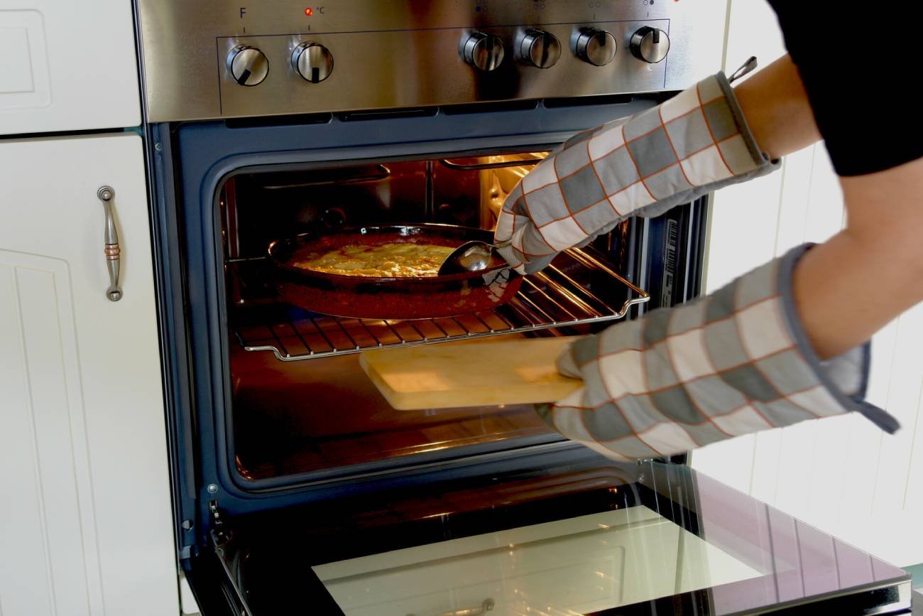 Tak upieczesz danie w trybie airfryera w piekarniku