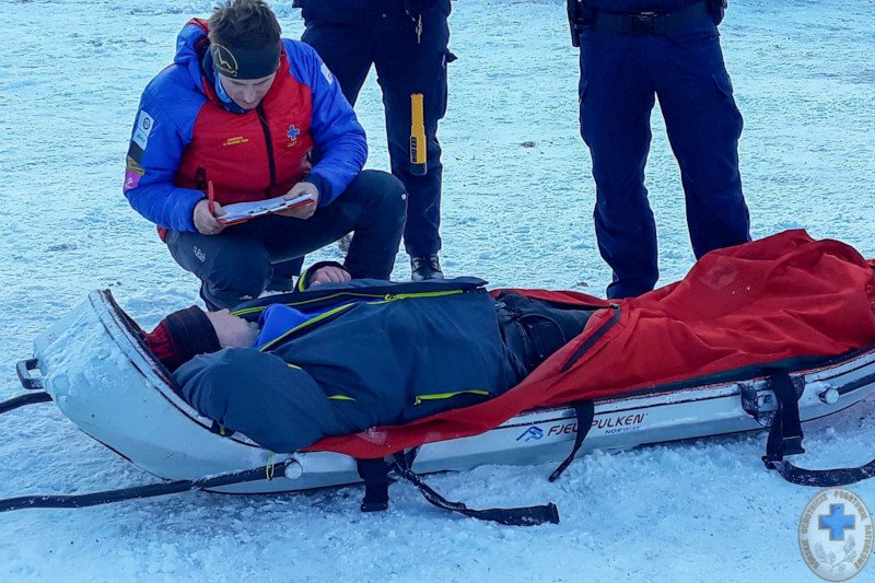 "Uznaliśmy, że panowie pozostawieni w takim stanie zamarzną, wobec czego ratownicy z Ustrzyk Górnych wyruszyli na pomoc" – opisuje na profilu Facebookowym GOPR Bieszczady. Zamieszono zdjęcia.