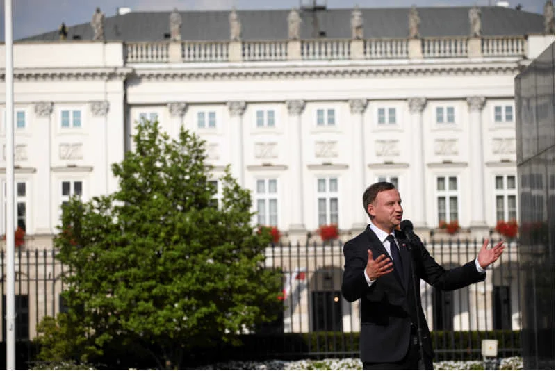 Prawica tworzy atmosferę nagonki na Andrzeja Dudę, choć prezydenta nikt nie atakuje.