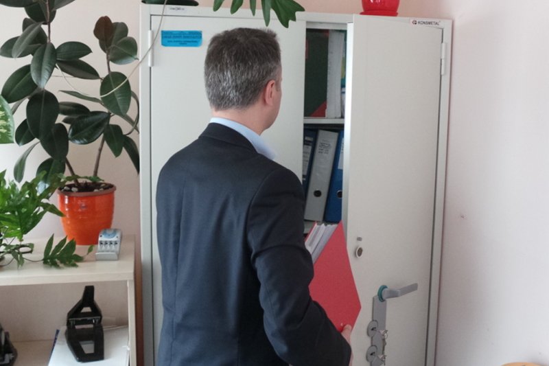 Mateusz Dallali w tej szafie gromadzi dokumenty związane z Adamem Gesslerem