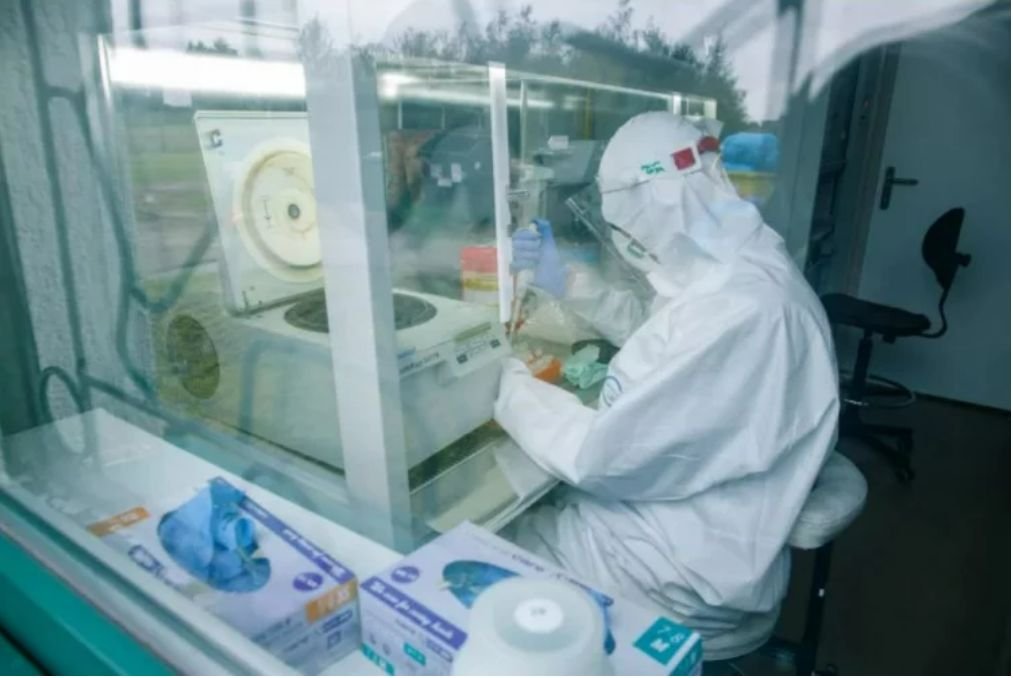 Francuskie władze medyczne po wykryciu ogniska nowego wariantu koronawirusa w Bordeaux próbują ograniczyć jego rozprzestrzenianie poprzez przyspieszenie kampanii szczepień.