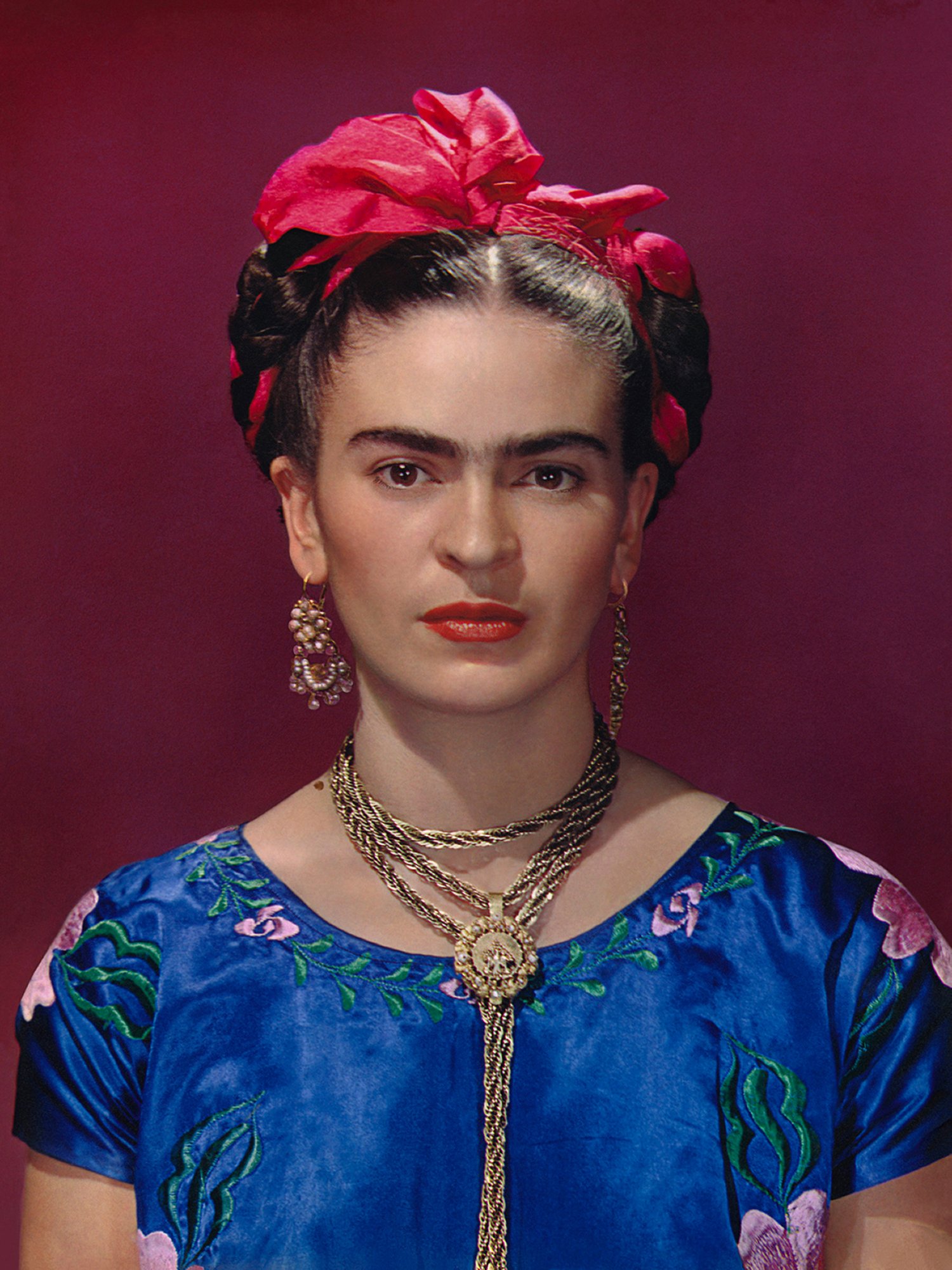 Frida w niebieskiej bluzce/ Frida Kahlo in blue satin blouse, 1939. Photograph Nickolas Muray © Nickolas Muray Photo Archives.jpg
