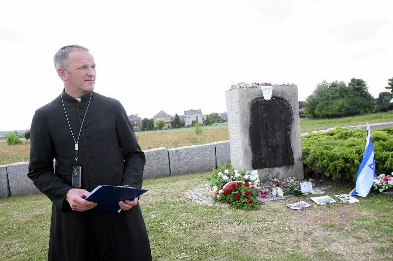 Jedwabne, 10.07.2013. Ksiądz Wojciech Lemański podczas uroczystości rocznicowych