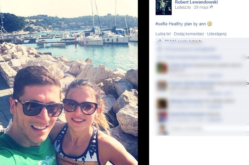 "Naucz się grać, a potem na wakacje" - takich komentarzy pod ostatnimi facebookowymi wpisami Roberta Lewandowskiego jest mnóstwo