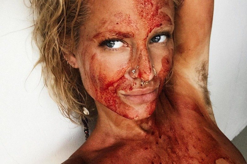 Zdjęcie z krwią menstruacyjną na twarzy wywołało falę hejtu. Czy słusznie?