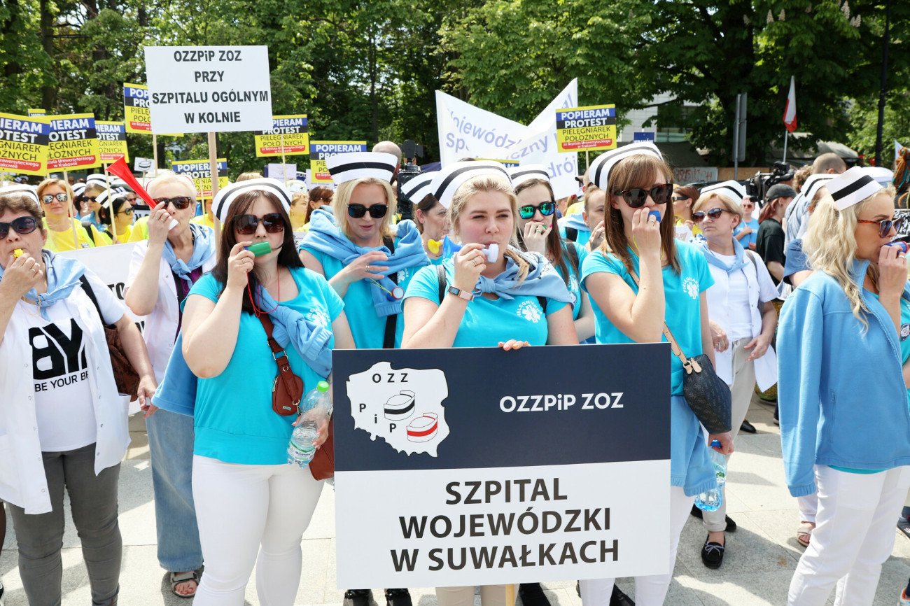 Pielęgniarki i położne protestują przed Sejmem. Domagają się m.in. wyższych płac