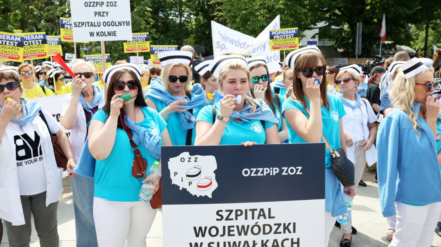 protest pielęgniarek przed Sejmem Pielęgniarki i położne protestują przed Sejmem. Domagają się m.in. wyższych płac