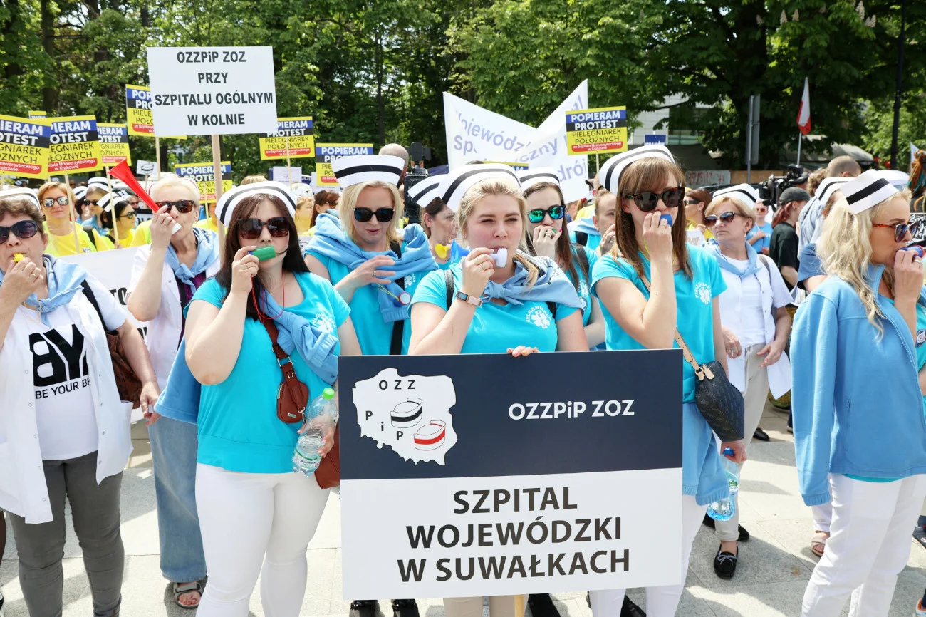 protest pielęgniarek przed Sejmem Pielęgniarki i położne protestują przed Sejmem. Domagają się m.in. wyższych płac