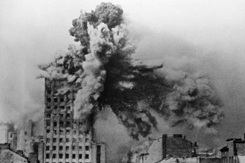 Gmach "Prudentiala" trafiony niemieckim pociskiem