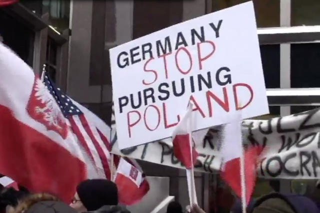 Ponad 150 osób wyraziło swoje niezadowolenie z komentarzy niemieckich polityków i mediów dotyczących obecnej sytuacji w Polsce .