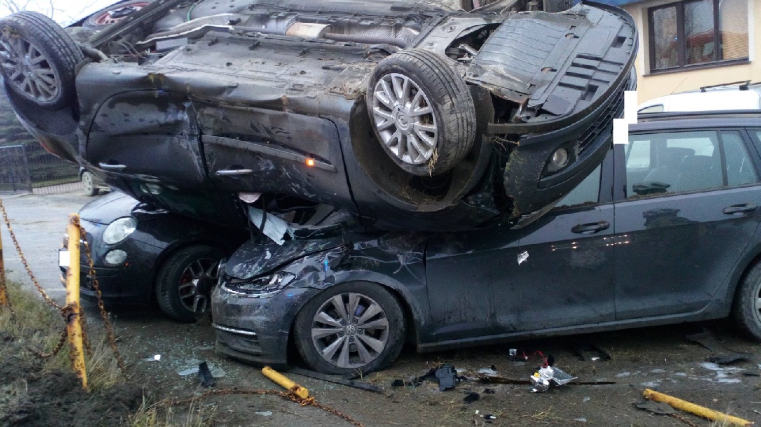 Zakopianka. Auto dachowało na stacji paliw. Służby ujawniły zdjęcia