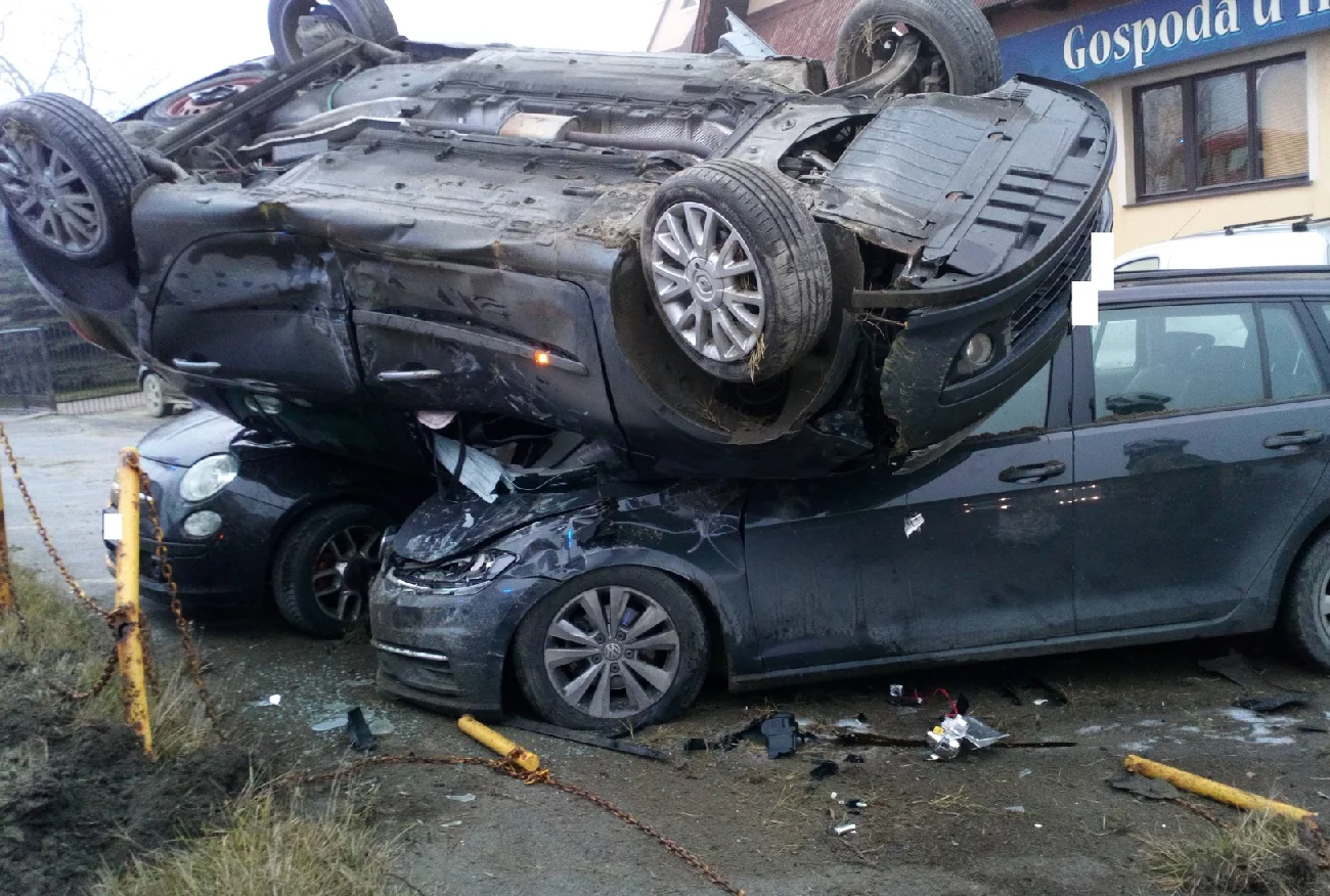 Zakopianka. Auto dachowało na stacji paliw. Służby ujawniły zdjęcia