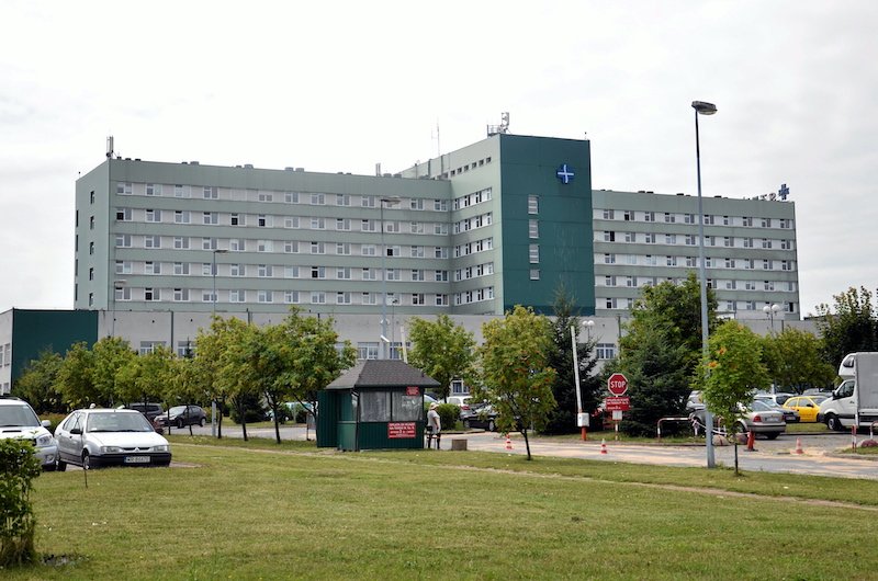 Mazowiecki Szpital Specjalistyczny w Radomiu. W pobliskim rowie odnaleziono 93–letniego staruszka, którego pogotowie zabrało 2 dni wcześniej.