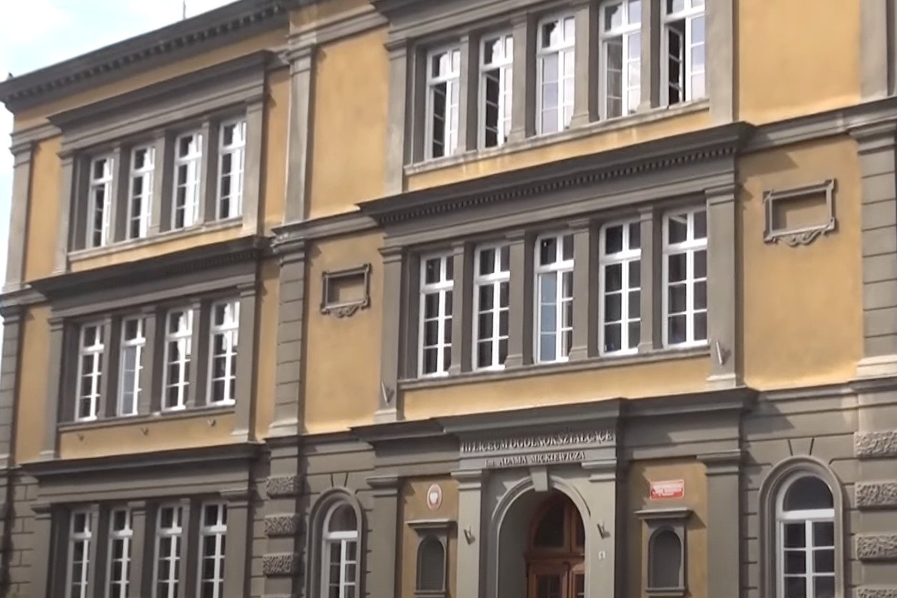 Sprawa dyrektora III LO w Tarnowie, który stanął w obronie uczennicy, poruszyła całą Polskę.