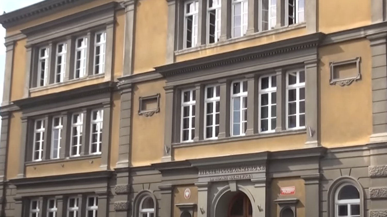 Sprawa dyrektora III LO w Tarnowie, który stanął w obronie uczennicy, poruszyła całą Polskę.