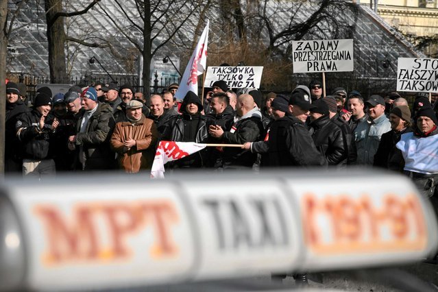 Protest taksówkarzy przeciwko nielegalnemu przewozowi osób.