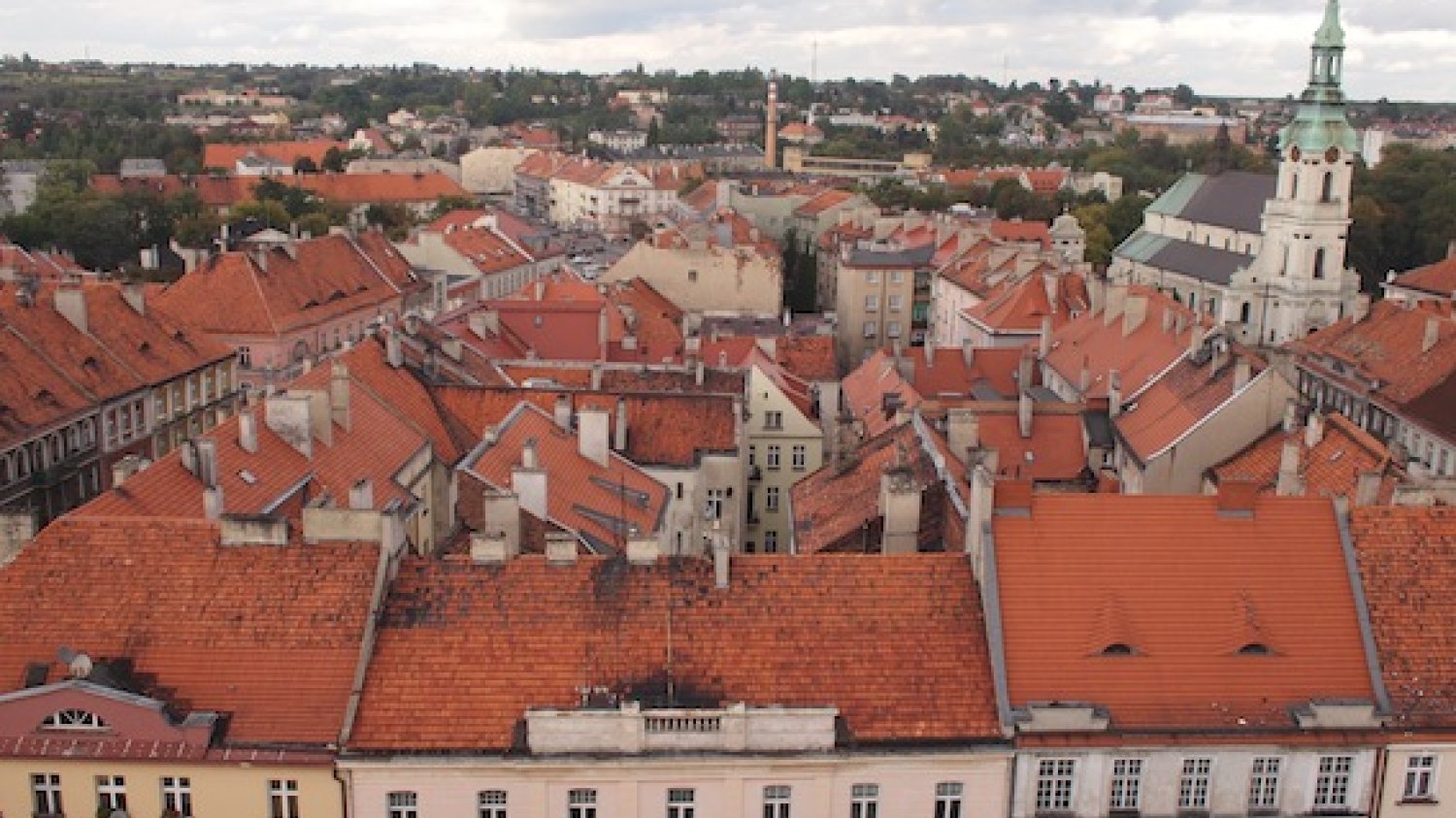 Czerwony dywan kaliskich dachów.