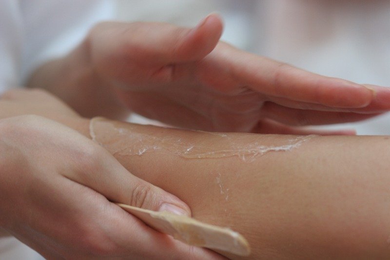 Sugaring to doskonała, mniej bolesna alternatywa dla wosku. Pasta cukrowa nie podrażnia skóry i można ją wykonać samodzielnie