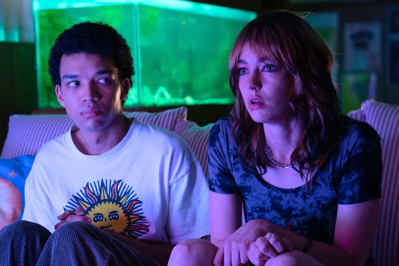 Justice Smith i Brigette Lundy-Paine w filmie "W blasku ekranu"