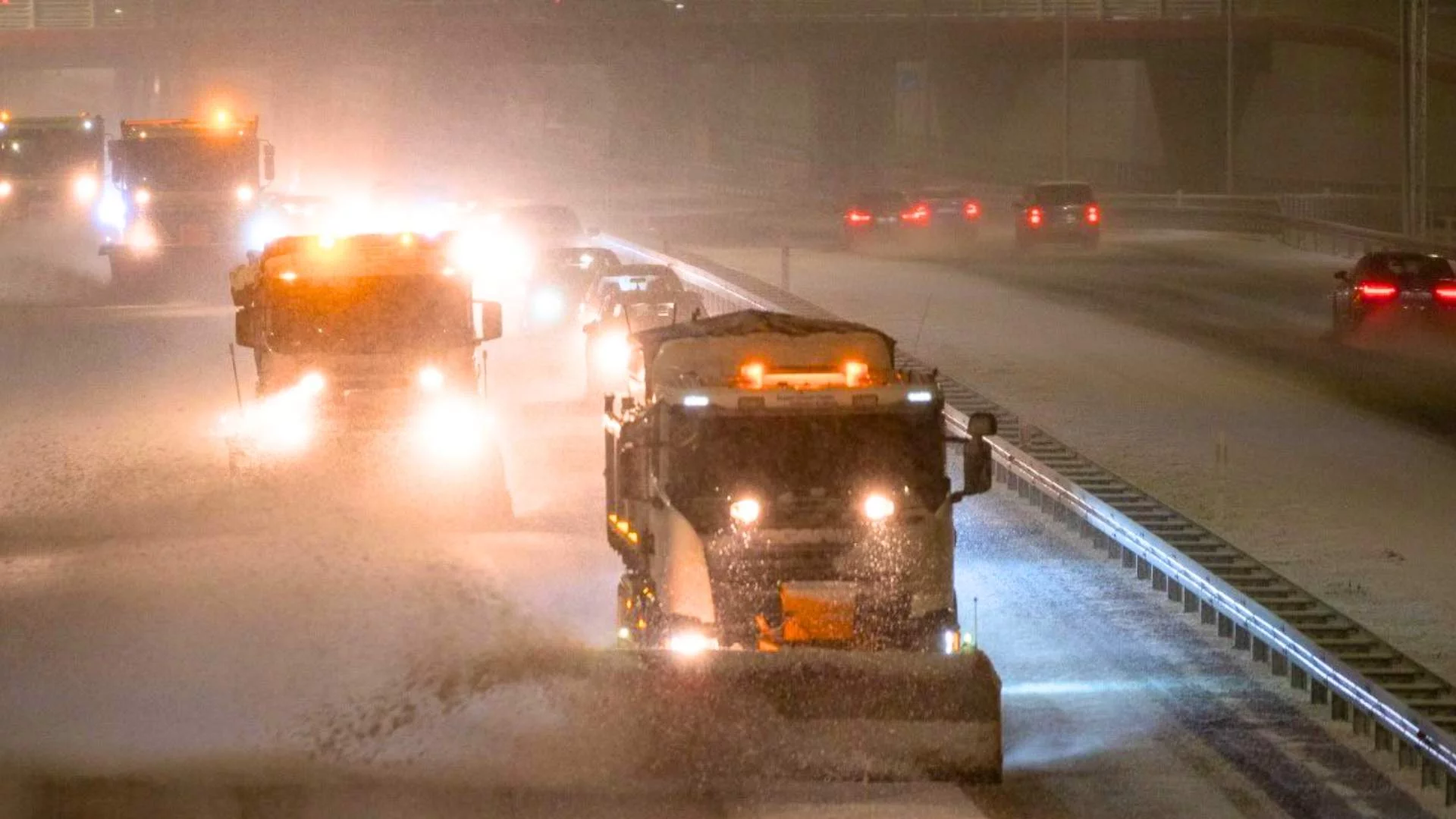 S7 to lodowa pułapka. Policja dostarcza jedzenie, kierowcy proszą o pomoc