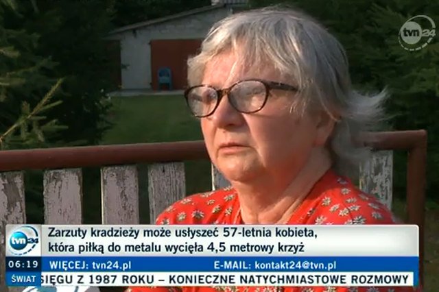57-letnia mieszkanka wsi Raczkowice ścięła 4,5-metrowy krzyż, który stał pod jej domem