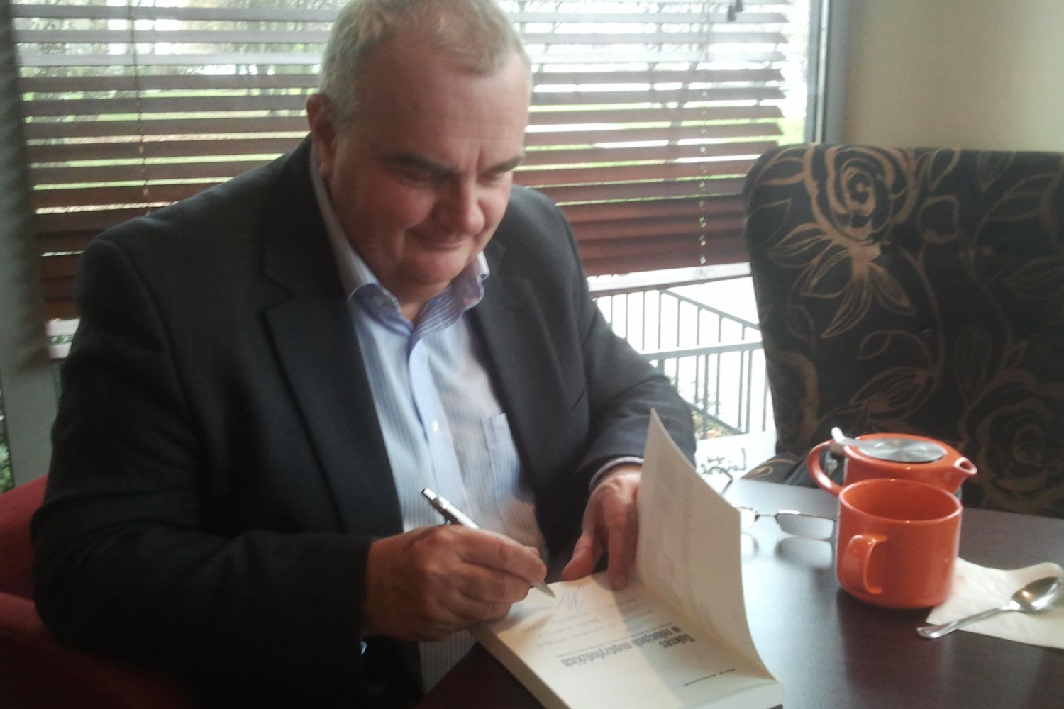 Alex Barszczewski gazeciarz, który zamieszkał na jachcie.