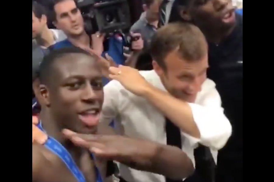 Emmanuel Macron i Benjamin Mendy dabbują we francuskiej szatni po finale mistrzostw świata w Rosji.