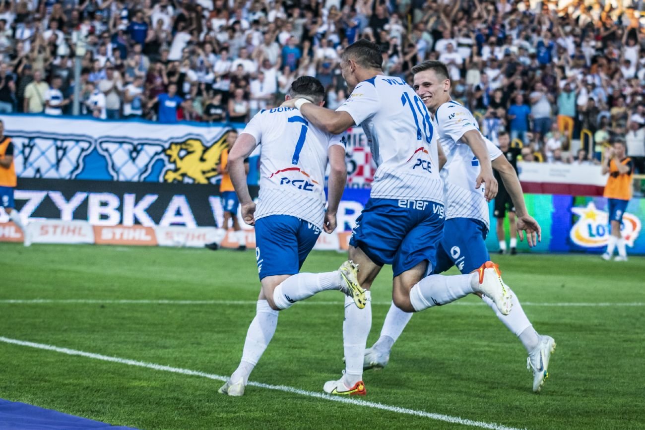 Czegoś takiego nie było nawet w PKO Ekstraklasie. Bramka samobójcza... z połowy boiska